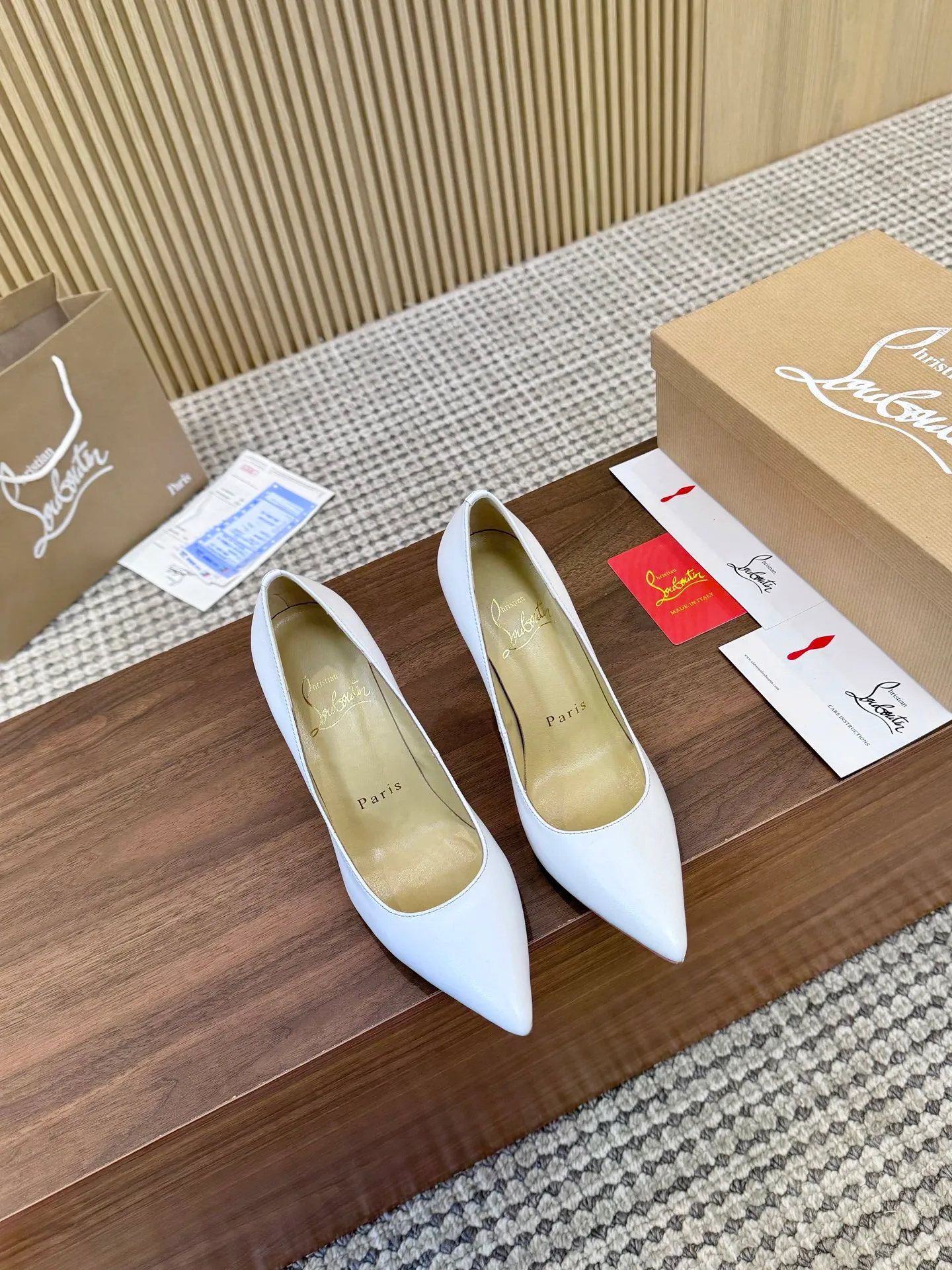 💕💕Factory direct selling price p440💕💕 Genuine leather sole +40 shipped all year round💝Christian Louboutin CL👠 "Imported cow patent leather💎Side hollow series" noble and luxurious, real blingbling👟👟 real materials, all customized by the pattern maker, and the materials are made of original customized materials to achieve the taste of the original 5 color options💍 Upper: Imported 👉cow patent leather💪 Lining: Sheepskin foot pad/lining Size: 34-40.41.42 Heel height: two options: 10.5cm and 8.5cm